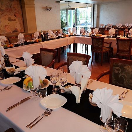 Terra Europe Brontes Hotel トゥルゴヴィシテ エクステリア 写真