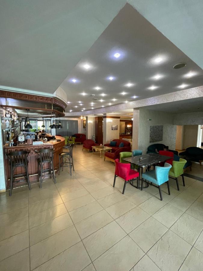 Terra Europe Brontes Hotel トゥルゴヴィシテ エクステリア 写真