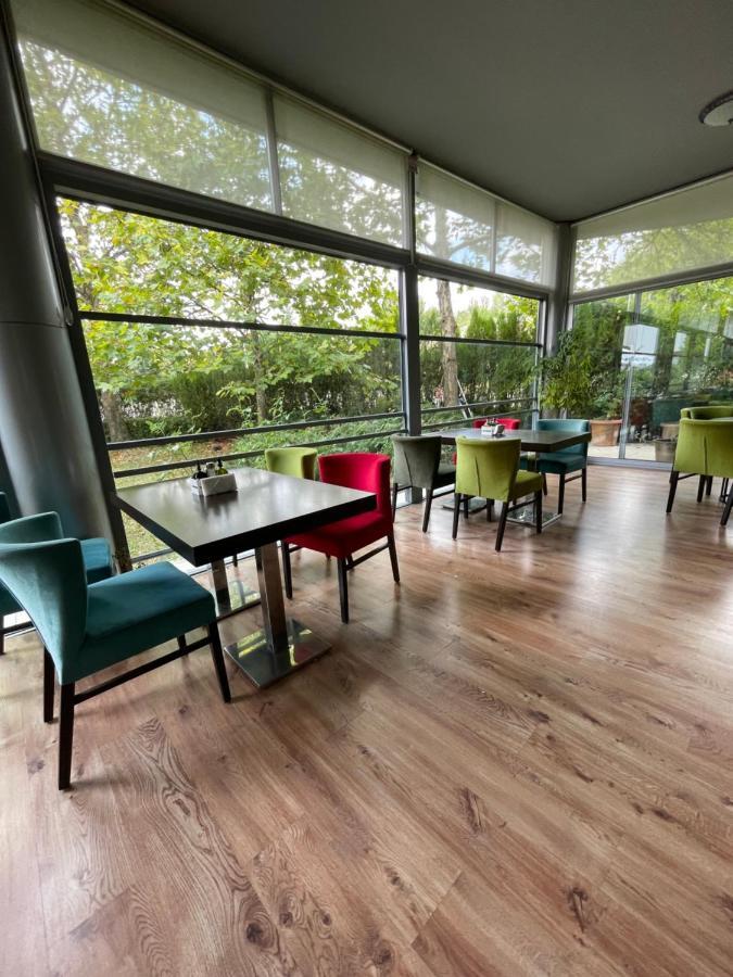 Terra Europe Brontes Hotel トゥルゴヴィシテ エクステリア 写真