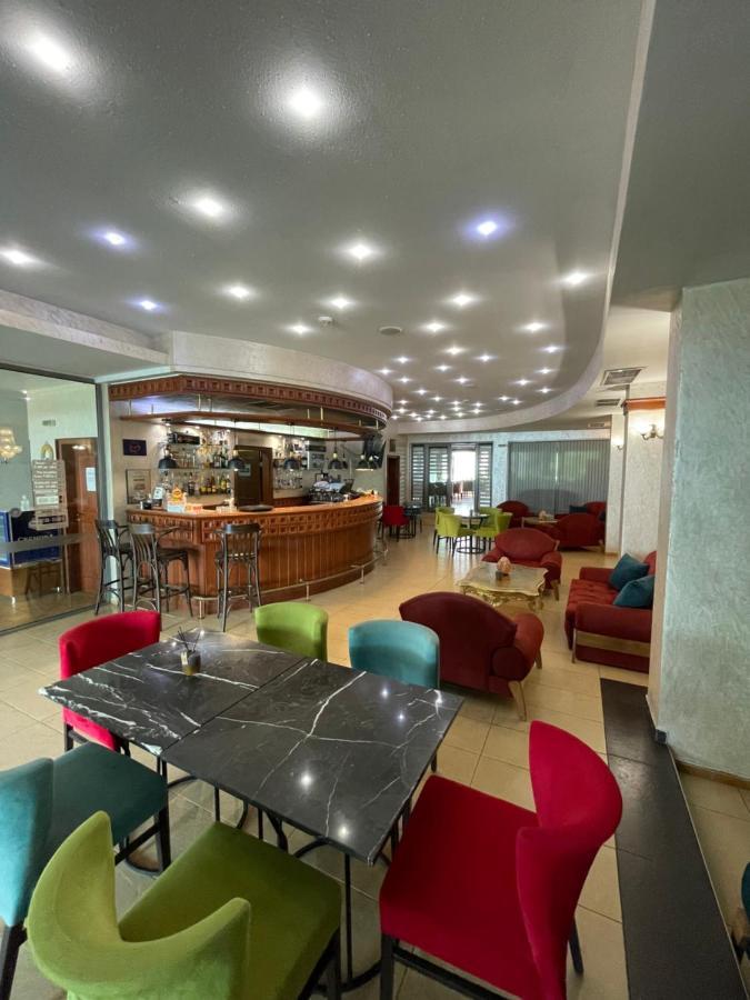 Terra Europe Brontes Hotel トゥルゴヴィシテ エクステリア 写真