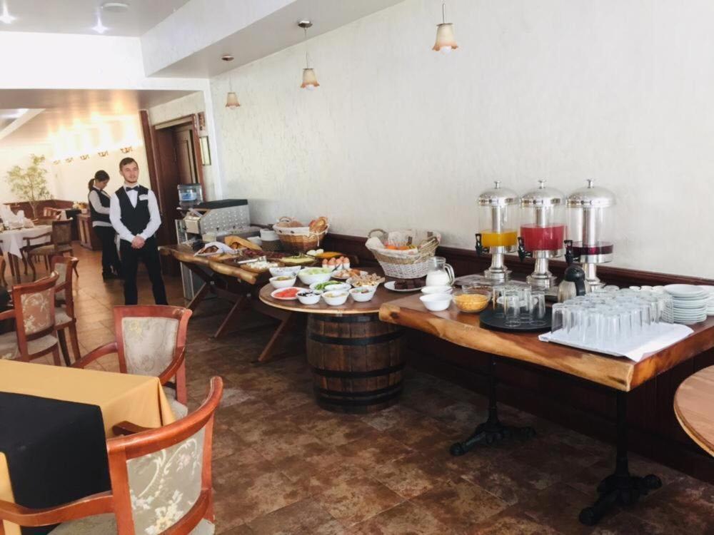 Terra Europe Brontes Hotel トゥルゴヴィシテ エクステリア 写真
