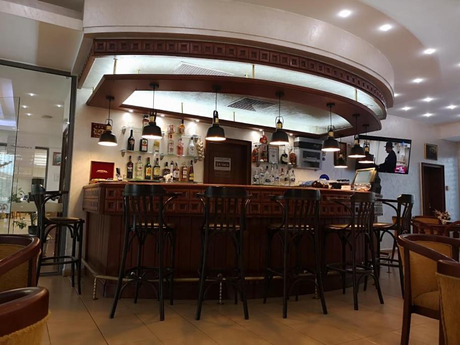 Terra Europe Brontes Hotel トゥルゴヴィシテ エクステリア 写真