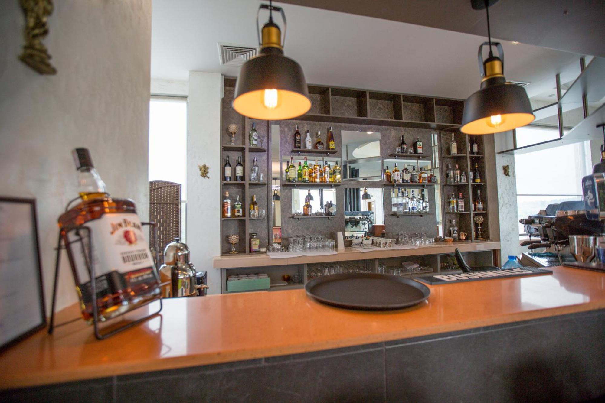 Terra Europe Brontes Hotel トゥルゴヴィシテ エクステリア 写真