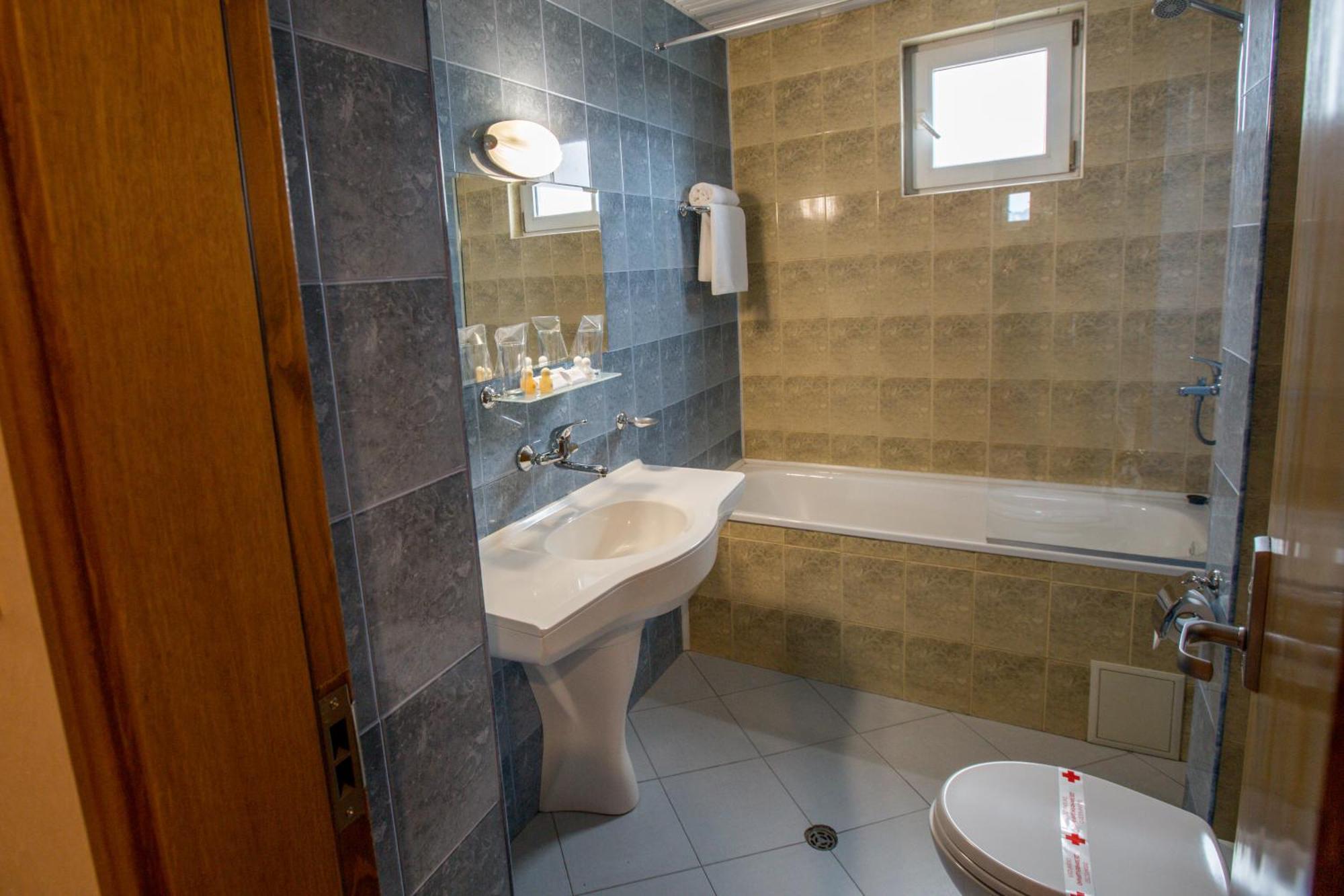 Terra Europe Brontes Hotel トゥルゴヴィシテ エクステリア 写真