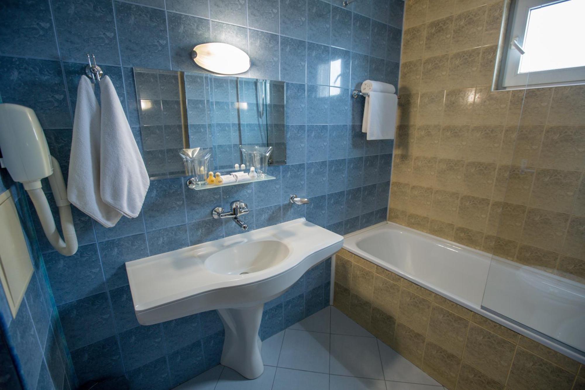 Terra Europe Brontes Hotel トゥルゴヴィシテ エクステリア 写真