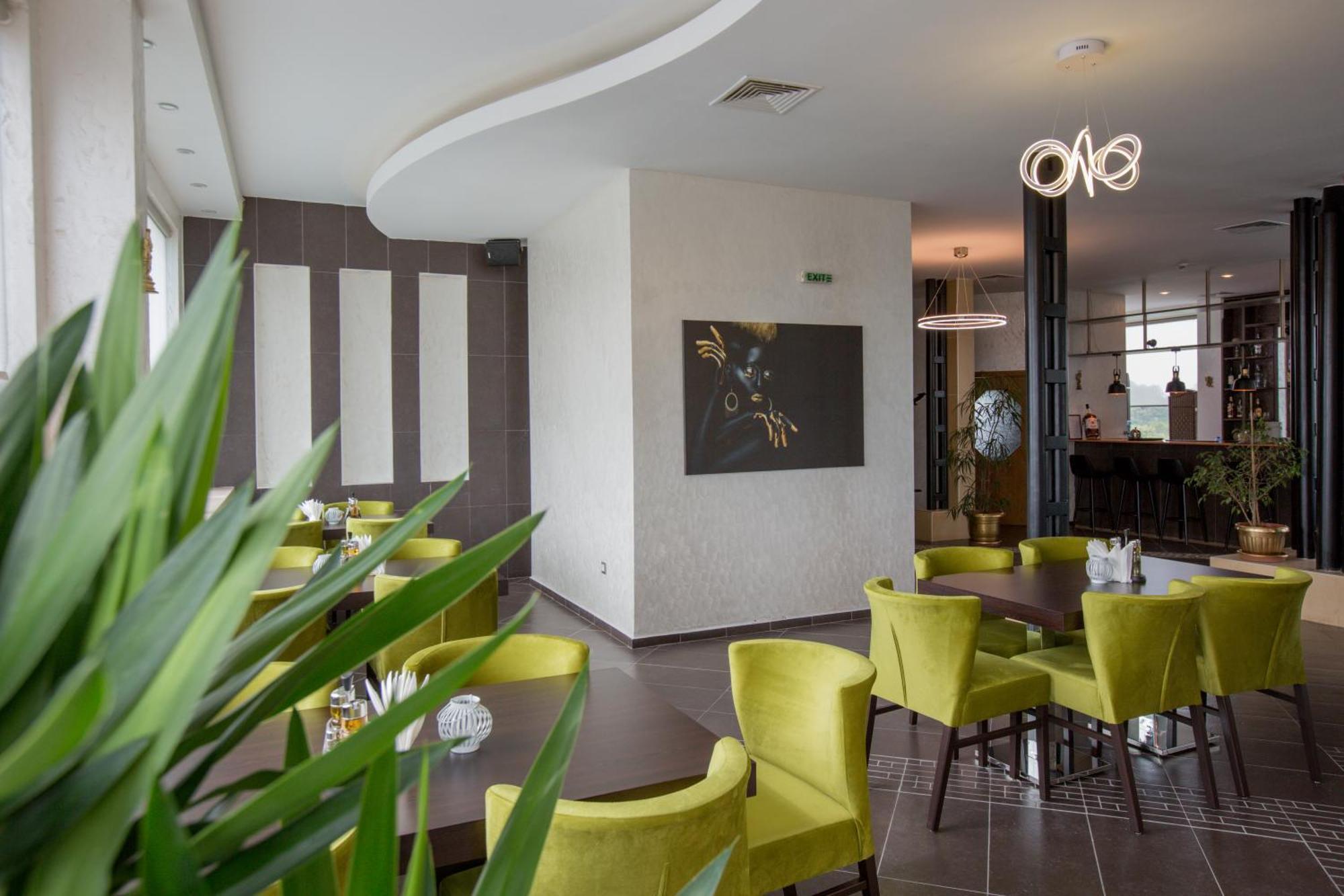 Terra Europe Brontes Hotel トゥルゴヴィシテ エクステリア 写真