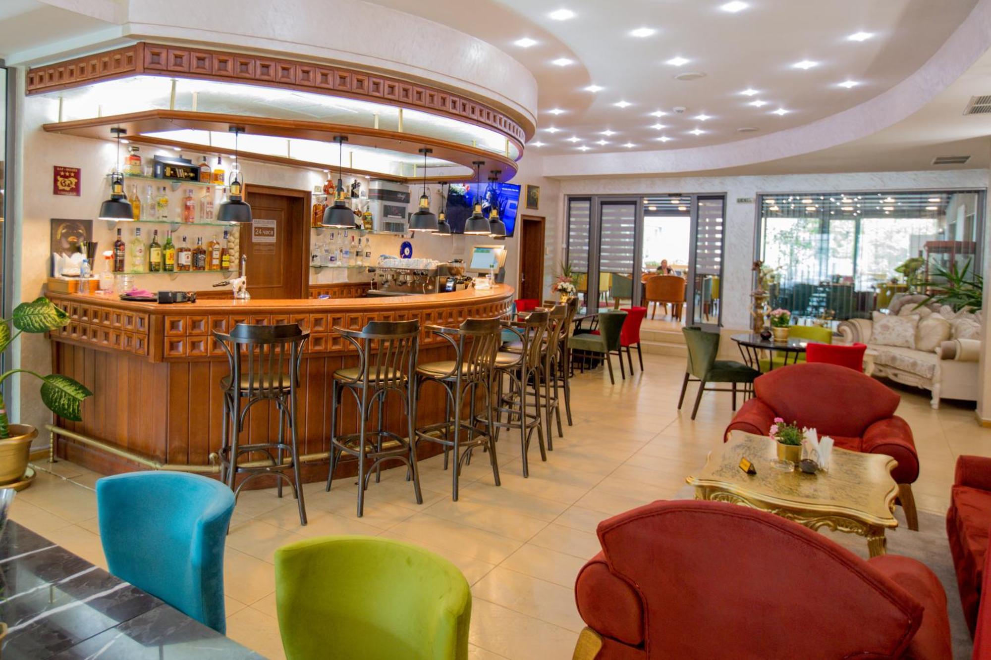 Terra Europe Brontes Hotel トゥルゴヴィシテ エクステリア 写真