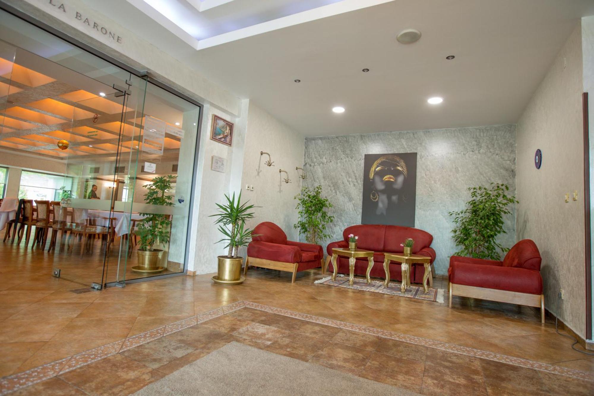 Terra Europe Brontes Hotel トゥルゴヴィシテ エクステリア 写真