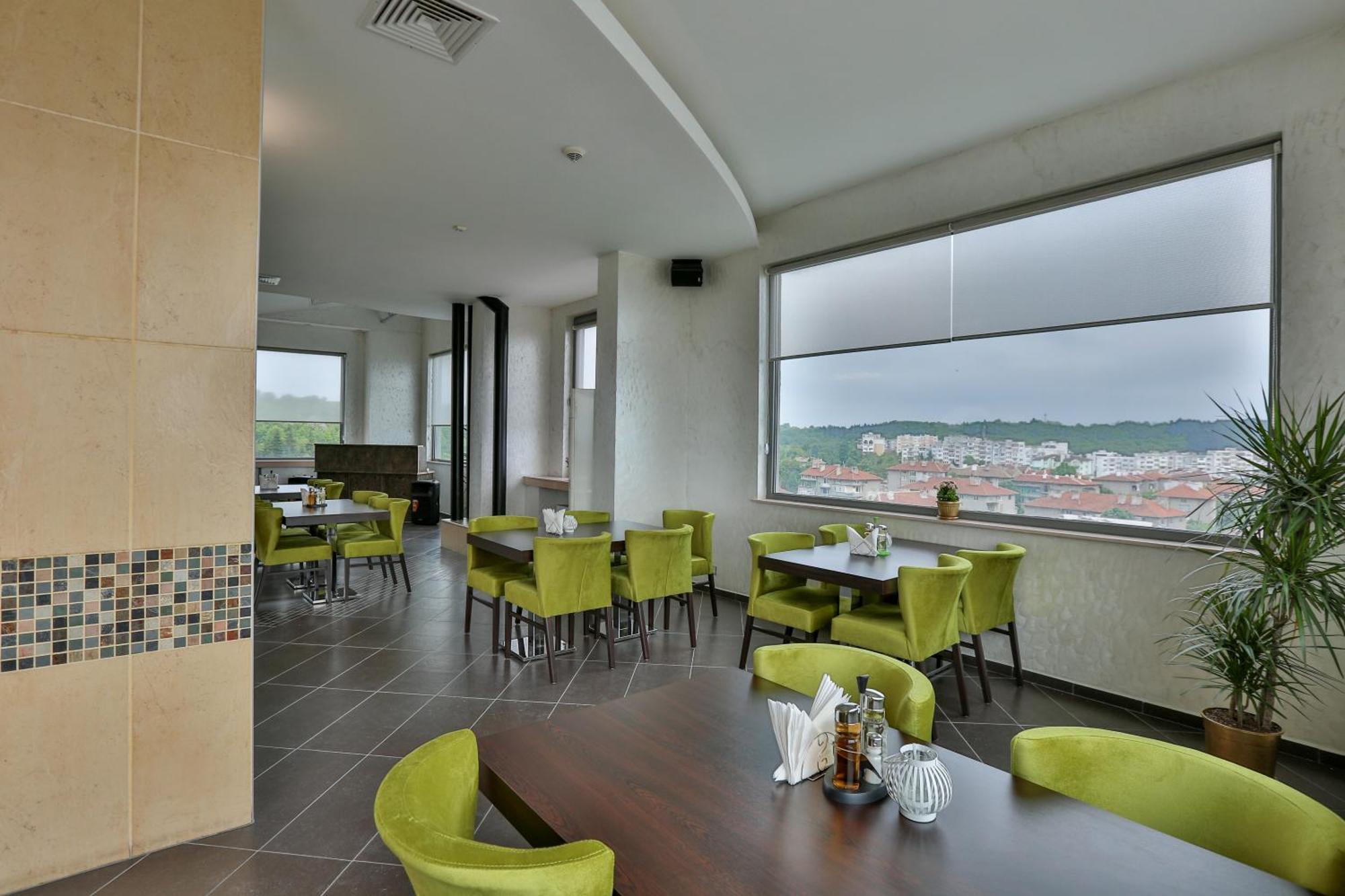 Terra Europe Brontes Hotel トゥルゴヴィシテ エクステリア 写真