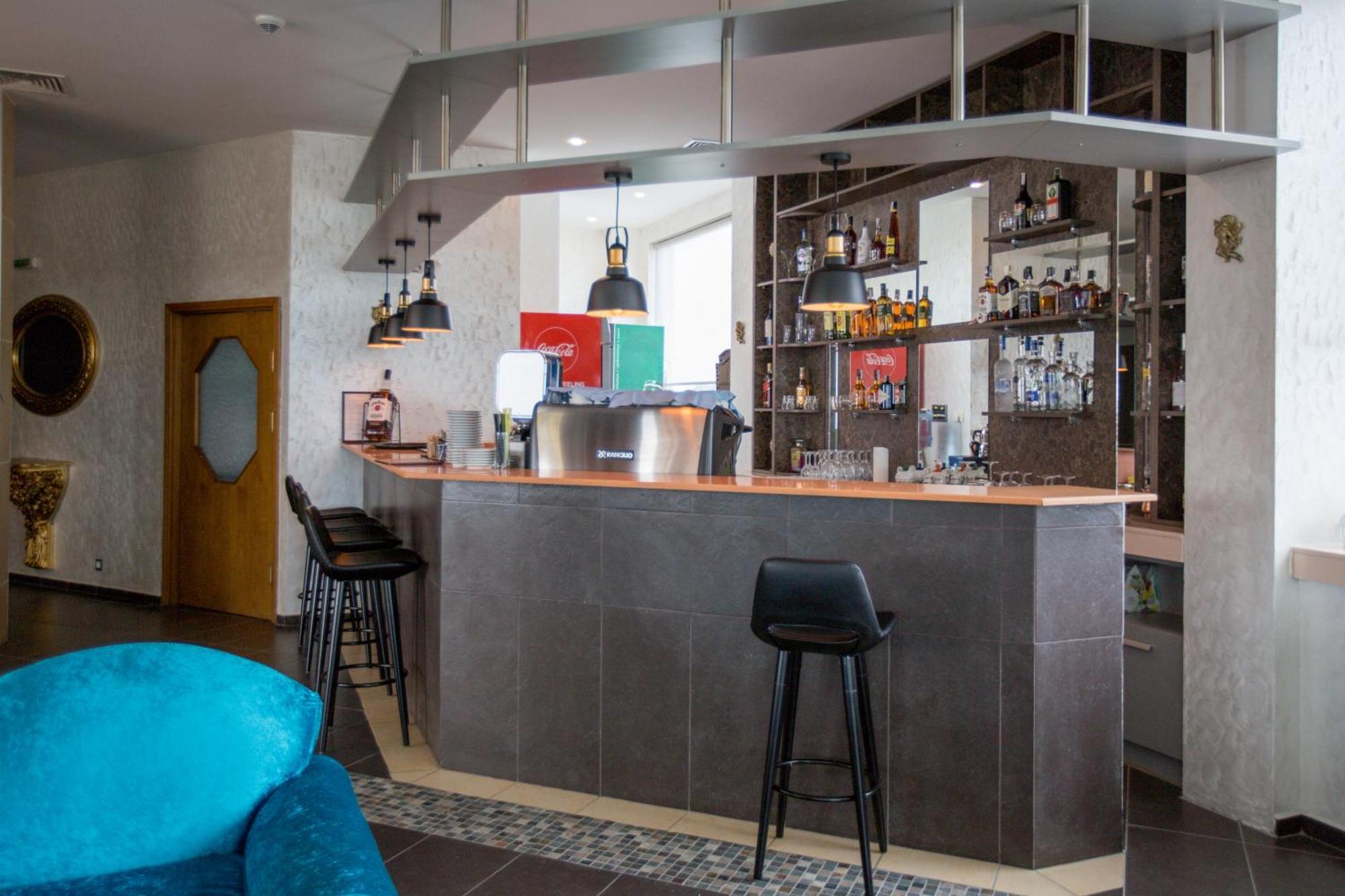 Terra Europe Brontes Hotel トゥルゴヴィシテ エクステリア 写真