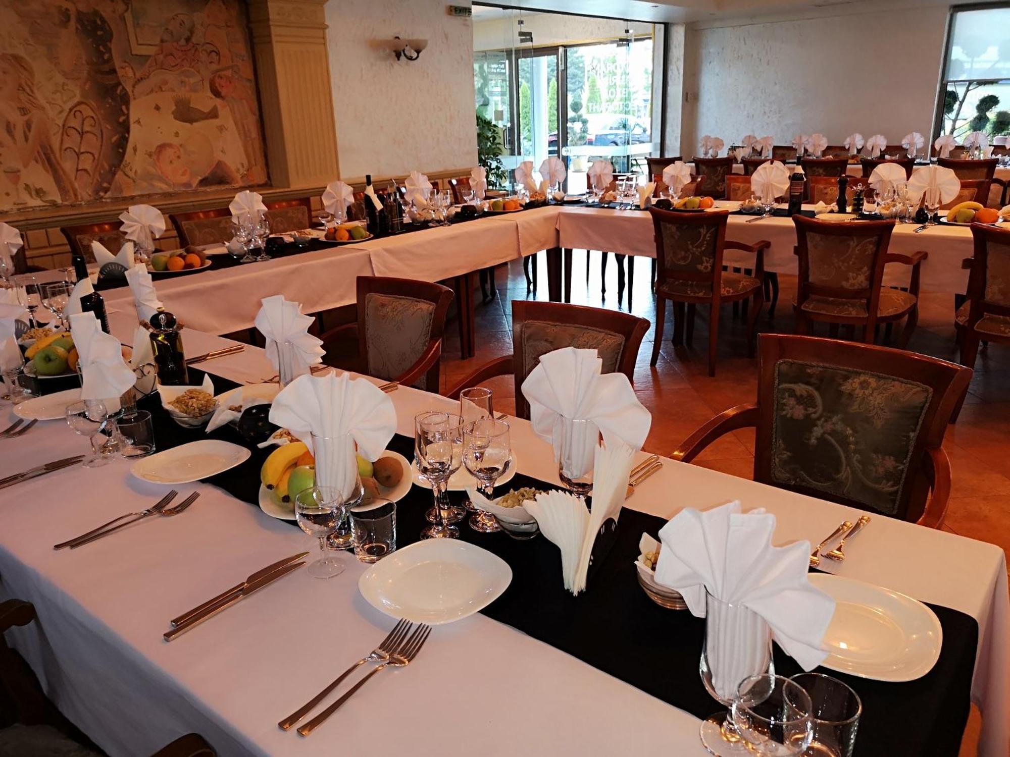 Terra Europe Brontes Hotel トゥルゴヴィシテ エクステリア 写真