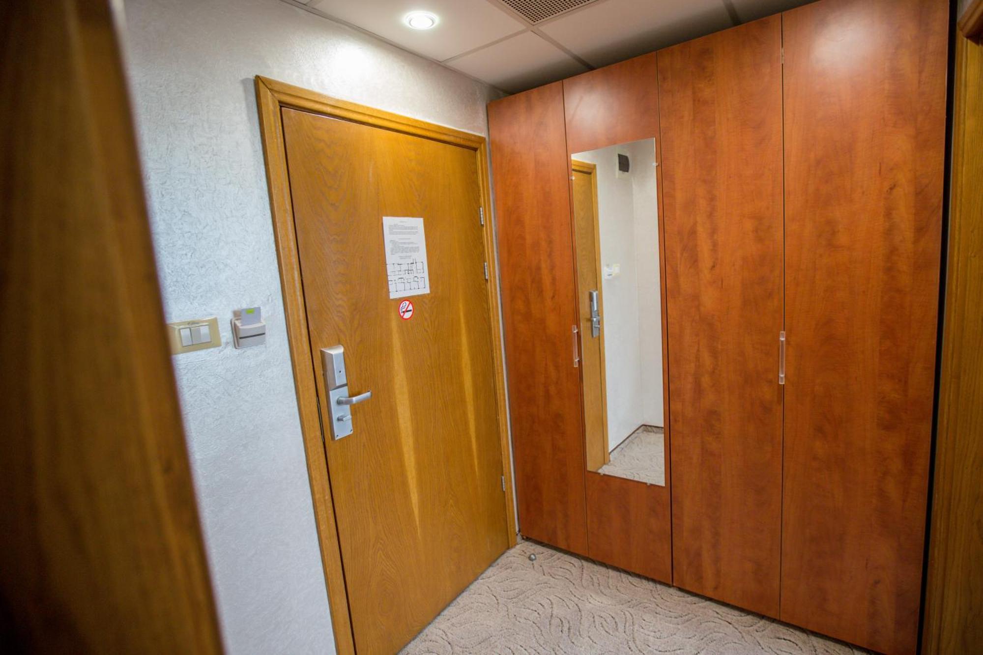 Terra Europe Brontes Hotel トゥルゴヴィシテ エクステリア 写真