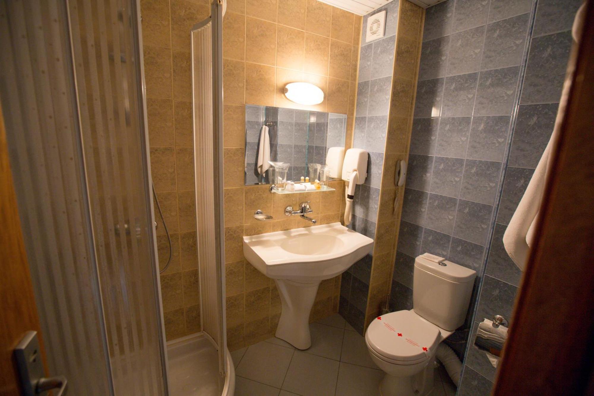 Terra Europe Brontes Hotel トゥルゴヴィシテ エクステリア 写真