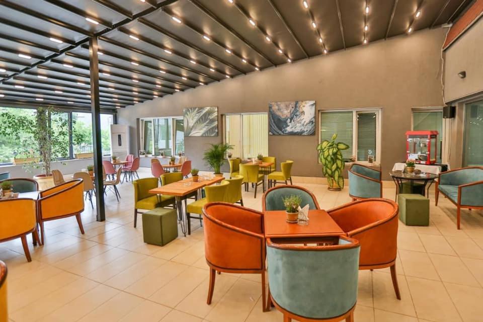 Terra Europe Brontes Hotel トゥルゴヴィシテ エクステリア 写真