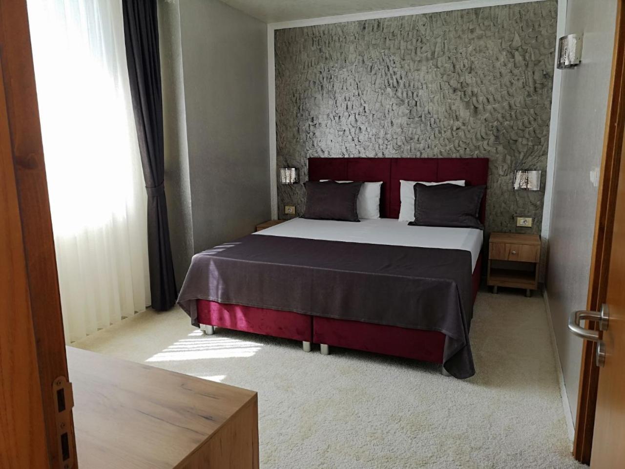 Terra Europe Brontes Hotel トゥルゴヴィシテ エクステリア 写真