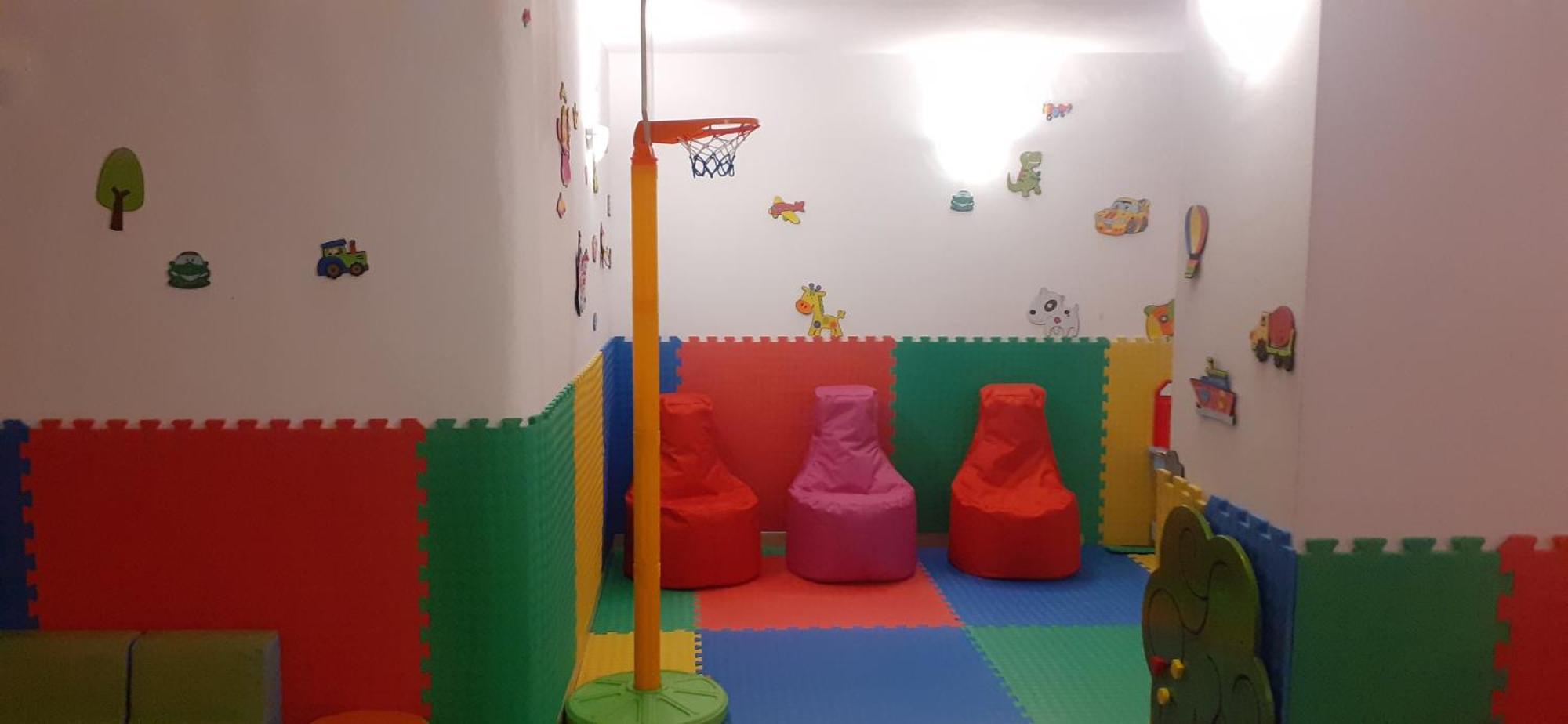 Terra Europe Brontes Hotel トゥルゴヴィシテ エクステリア 写真