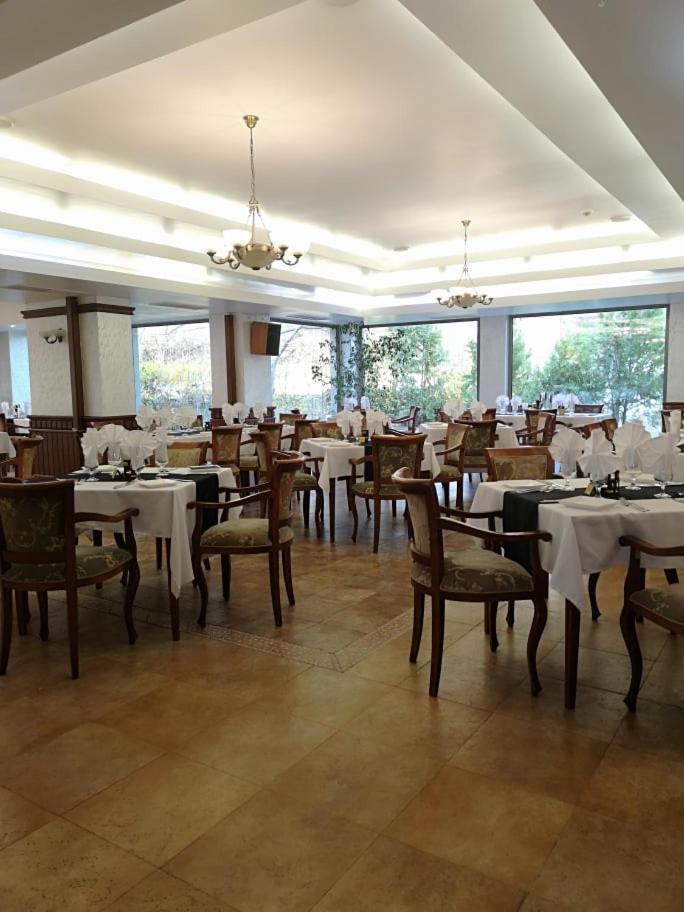 Terra Europe Brontes Hotel トゥルゴヴィシテ エクステリア 写真