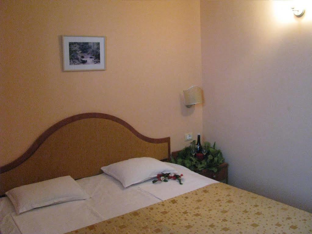 Terra Europe Brontes Hotel トゥルゴヴィシテ エクステリア 写真