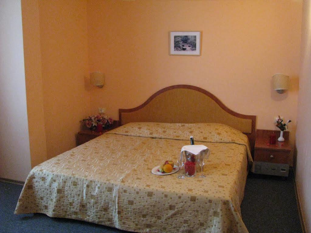 Terra Europe Brontes Hotel トゥルゴヴィシテ エクステリア 写真