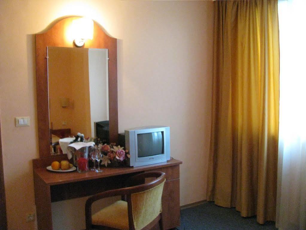 Terra Europe Brontes Hotel トゥルゴヴィシテ エクステリア 写真