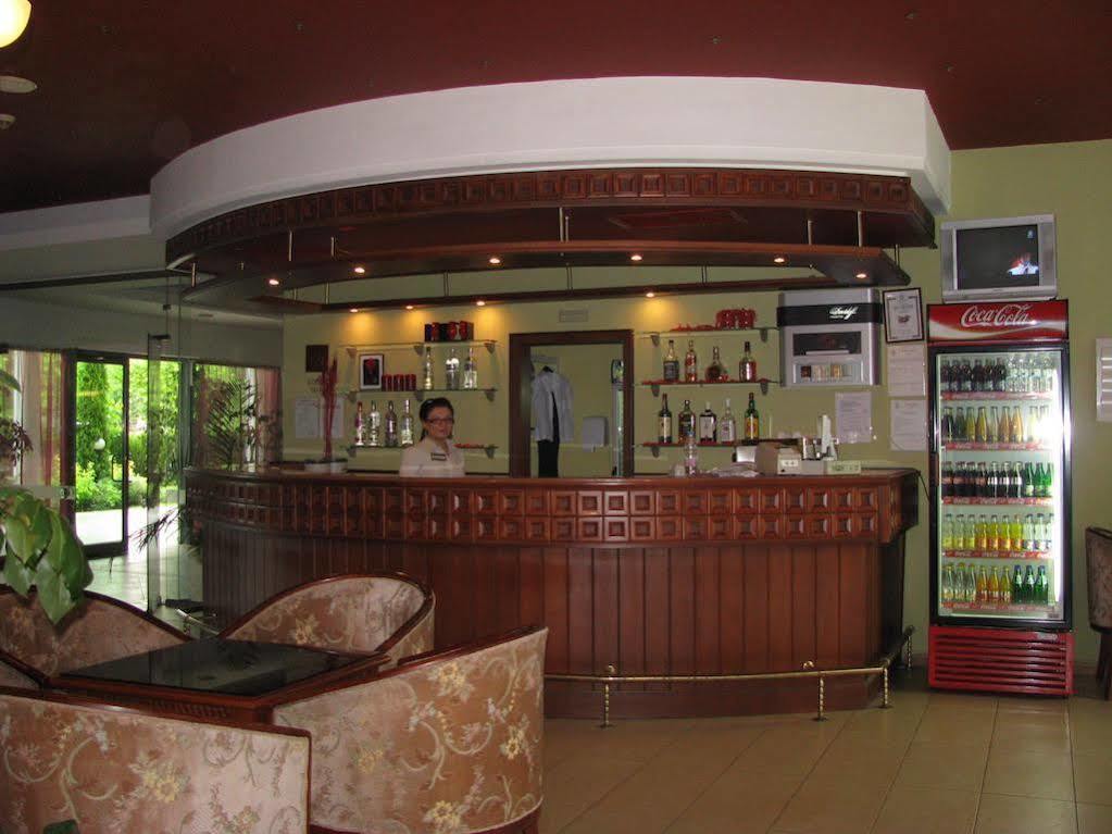 Terra Europe Brontes Hotel トゥルゴヴィシテ エクステリア 写真