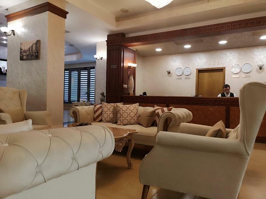 Terra Europe Brontes Hotel トゥルゴヴィシテ エクステリア 写真