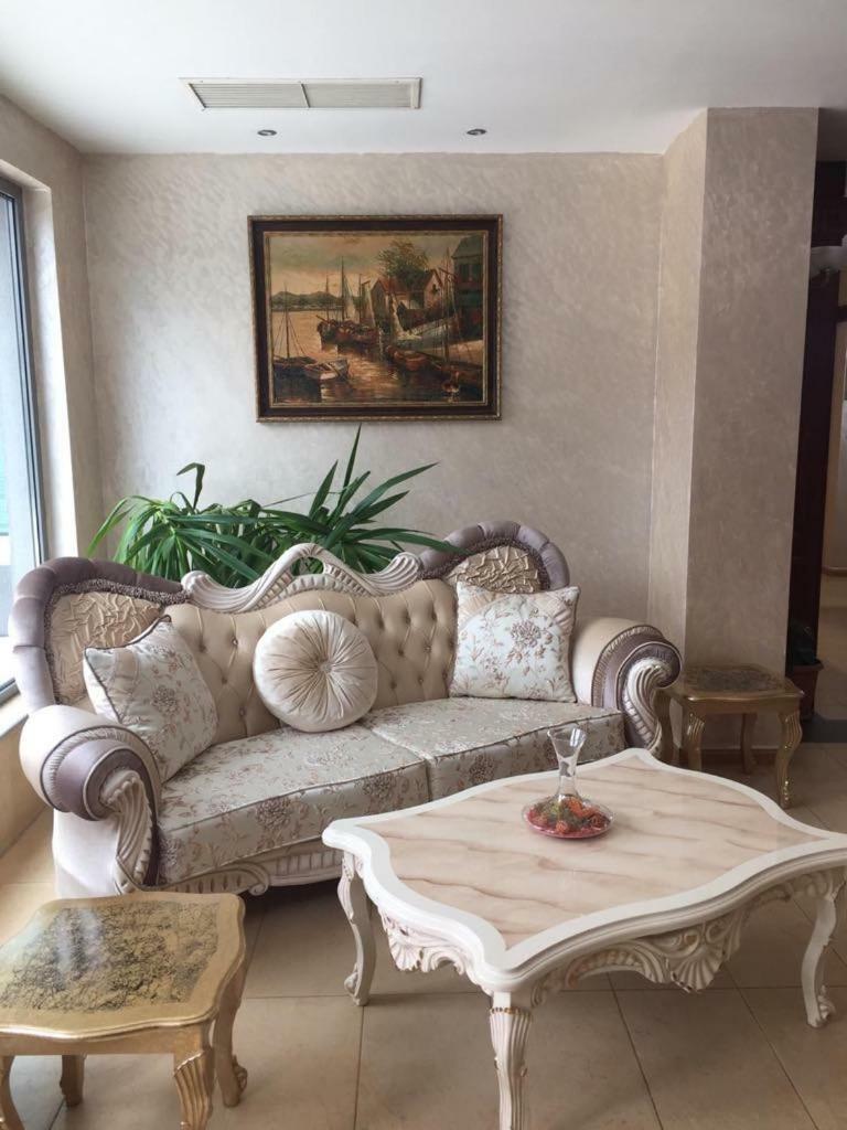 Terra Europe Brontes Hotel トゥルゴヴィシテ エクステリア 写真