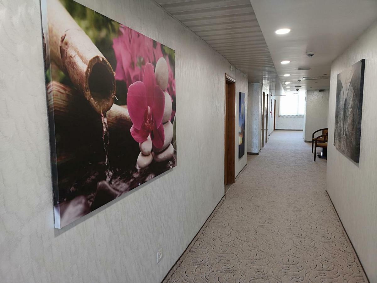 Terra Europe Brontes Hotel トゥルゴヴィシテ エクステリア 写真