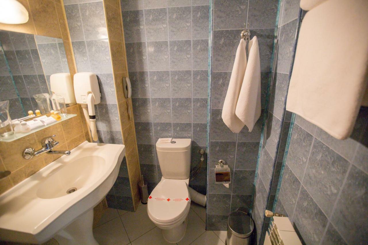 Terra Europe Brontes Hotel トゥルゴヴィシテ エクステリア 写真