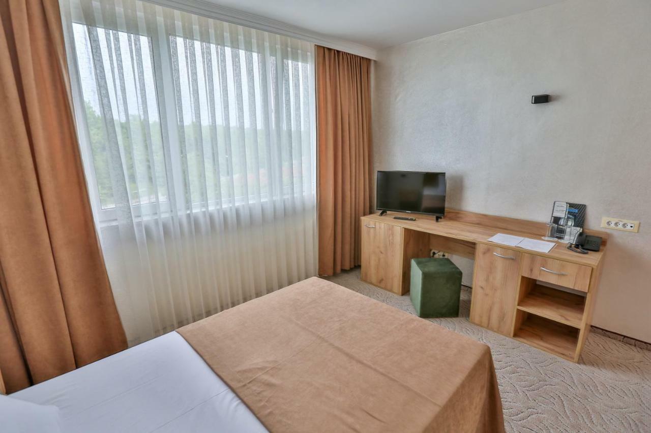 Terra Europe Brontes Hotel トゥルゴヴィシテ エクステリア 写真