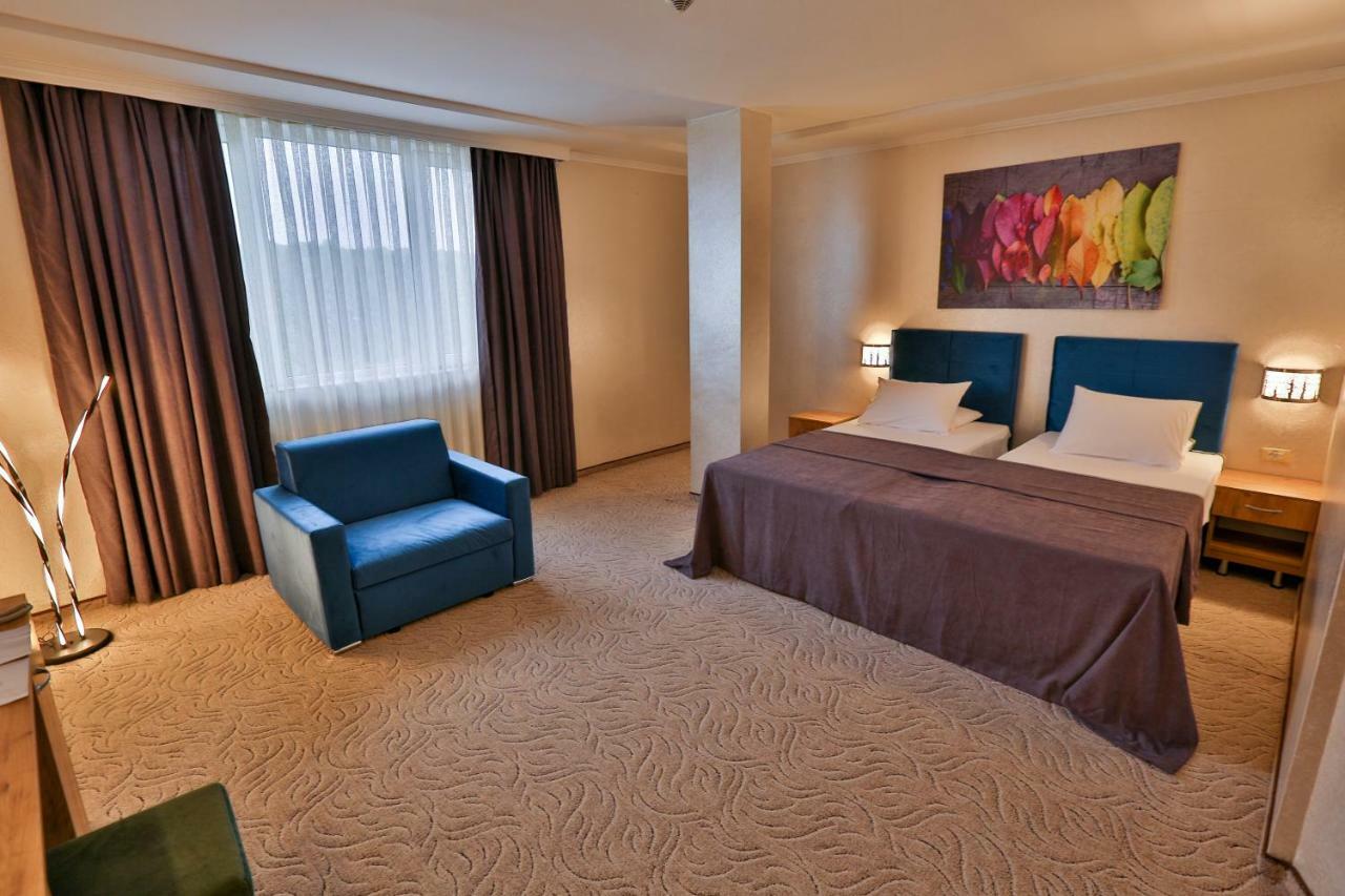 Terra Europe Brontes Hotel トゥルゴヴィシテ エクステリア 写真