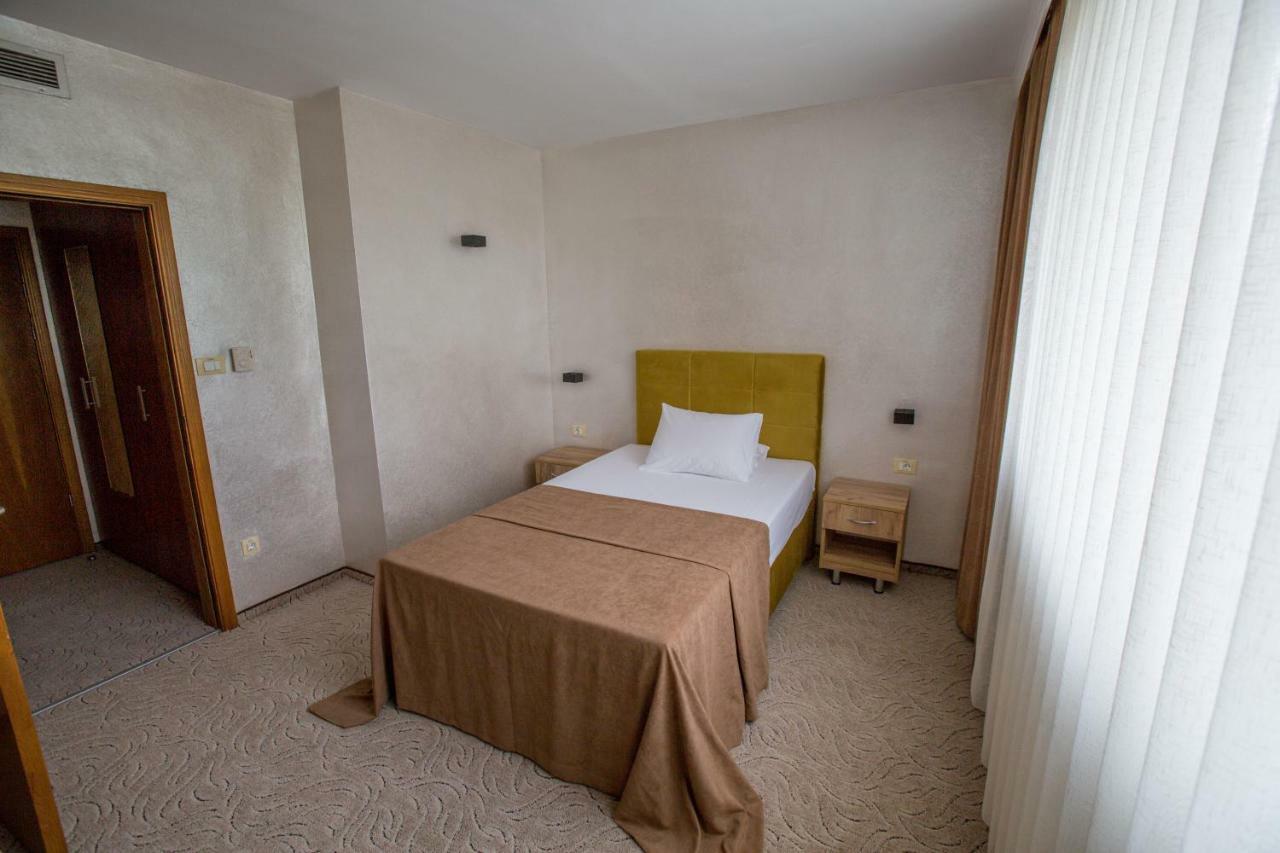 Terra Europe Brontes Hotel トゥルゴヴィシテ エクステリア 写真