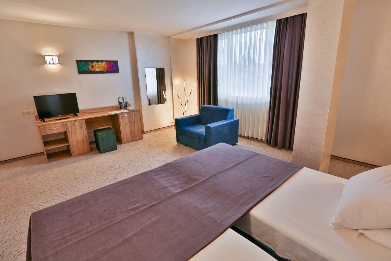 Terra Europe Brontes Hotel トゥルゴヴィシテ エクステリア 写真