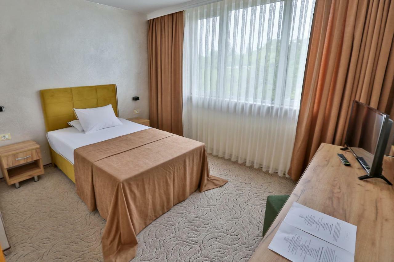 Terra Europe Brontes Hotel トゥルゴヴィシテ エクステリア 写真