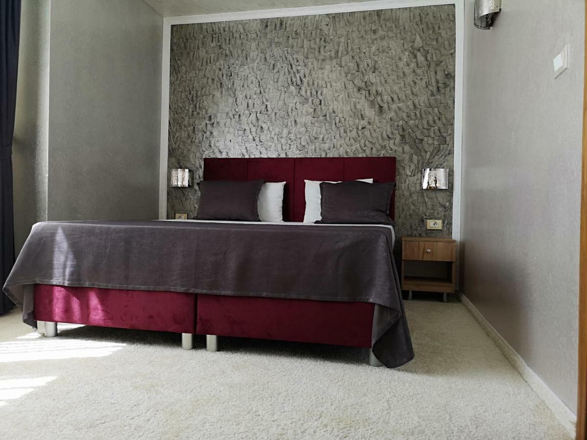 Terra Europe Brontes Hotel トゥルゴヴィシテ エクステリア 写真