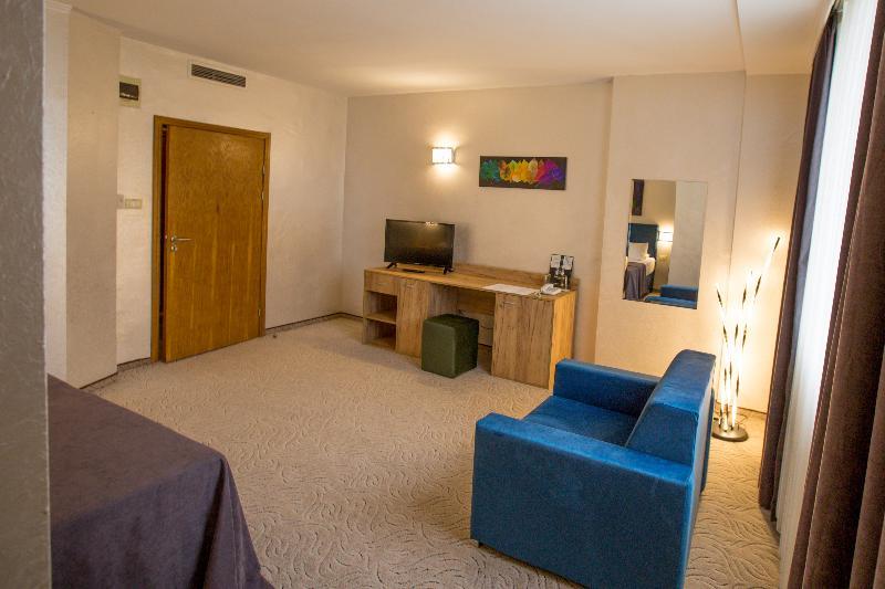 Terra Europe Brontes Hotel トゥルゴヴィシテ エクステリア 写真